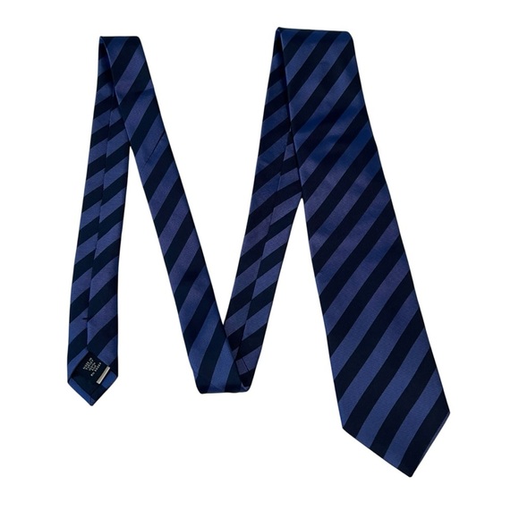Banana Republic 100% Silk Tie Blue & Navy Diagonal Stripe | Classic Workwear - Picture 2 of 5